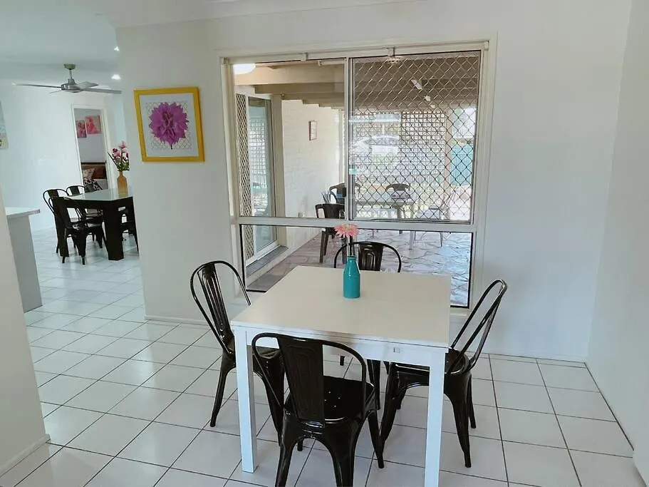 Cheerful 5 Bedroom Holiday Destination Browns Plains 0*,  Avustralya